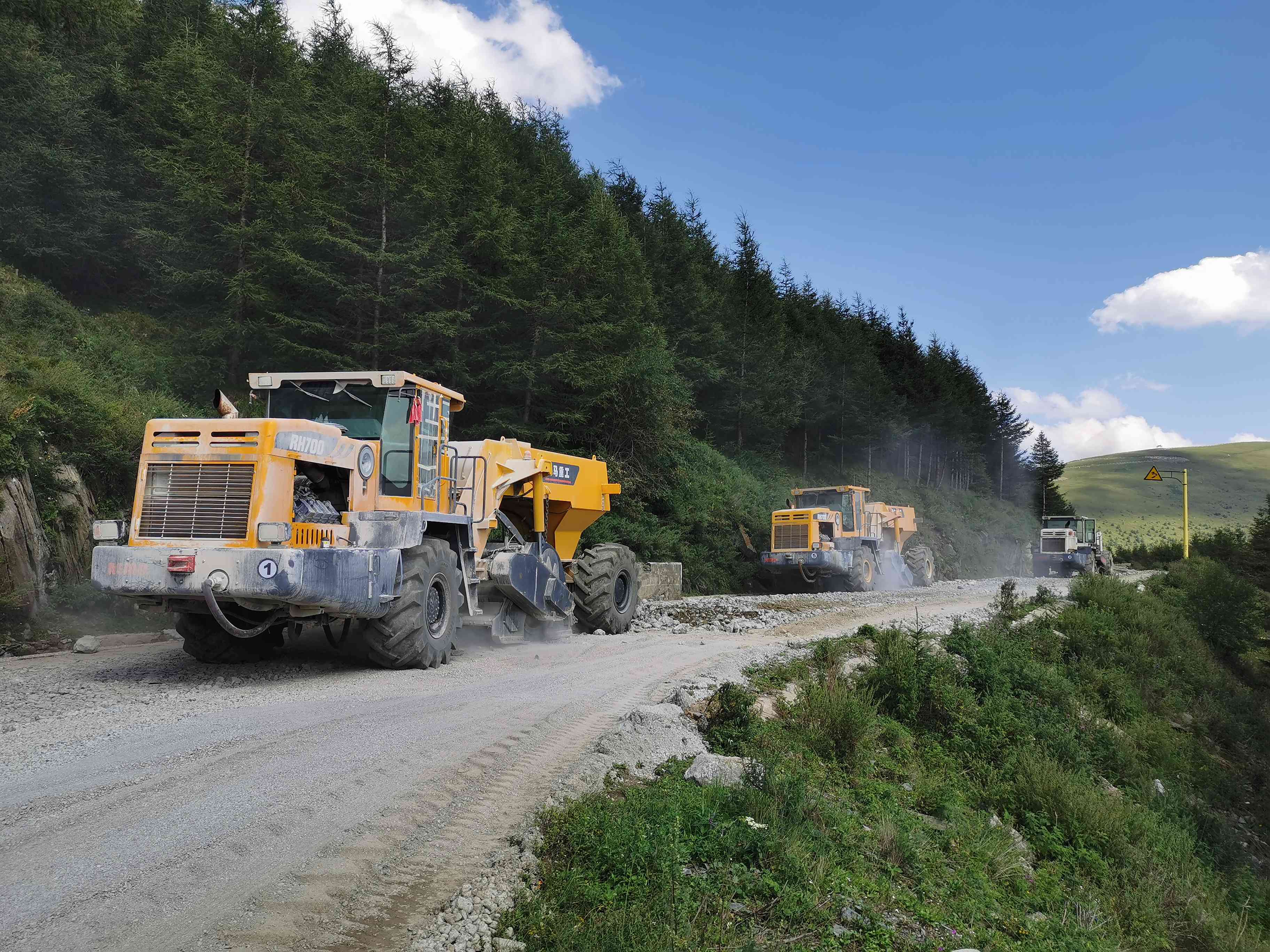 RH700，水泥路面再生機五臺山水泥路破碎施工